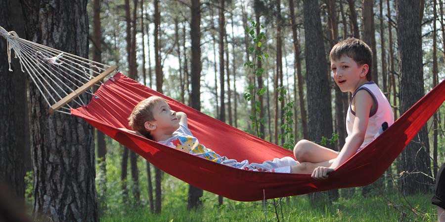 CHOOSING A HAMMOCK FOR KIDS: TIPS AND CONSIDERATIONS